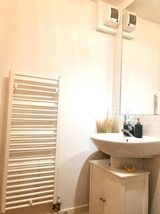 Modern Spacious Retreat Full Fibre Wi-Fi & Free Parking エディンバラ エクステリア 写真