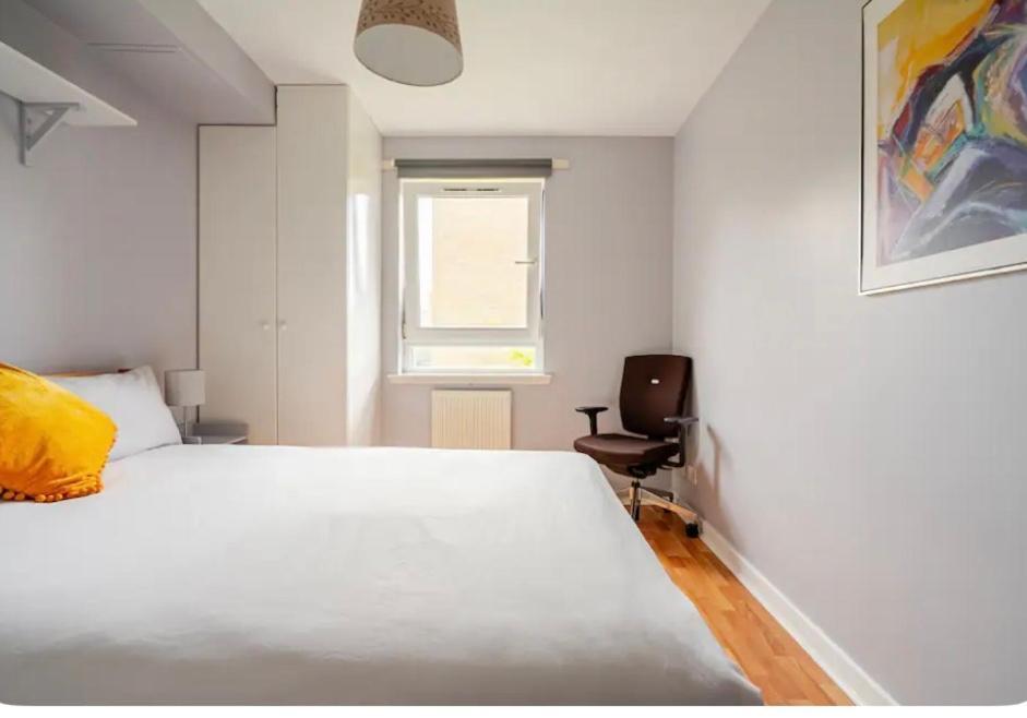 Modern Spacious Retreat Full Fibre Wi-Fi & Free Parking エディンバラ エクステリア 写真